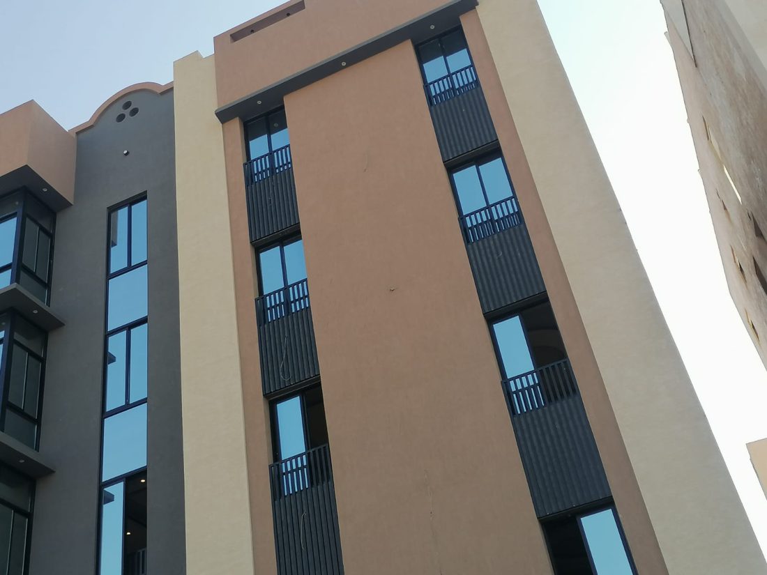 دهان واجهة عمارة بألوان بنية وبيج في الطائف