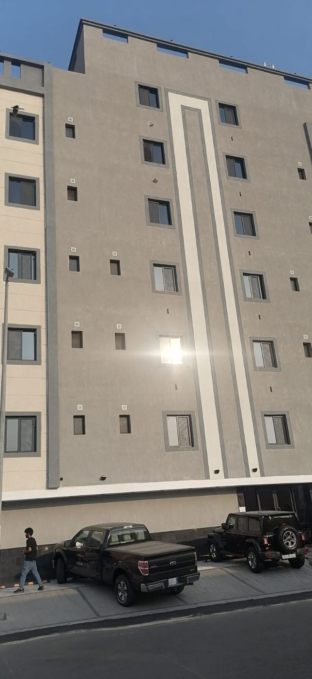 دهان واجهة خارجية رمادي مع إطارات النوافذ