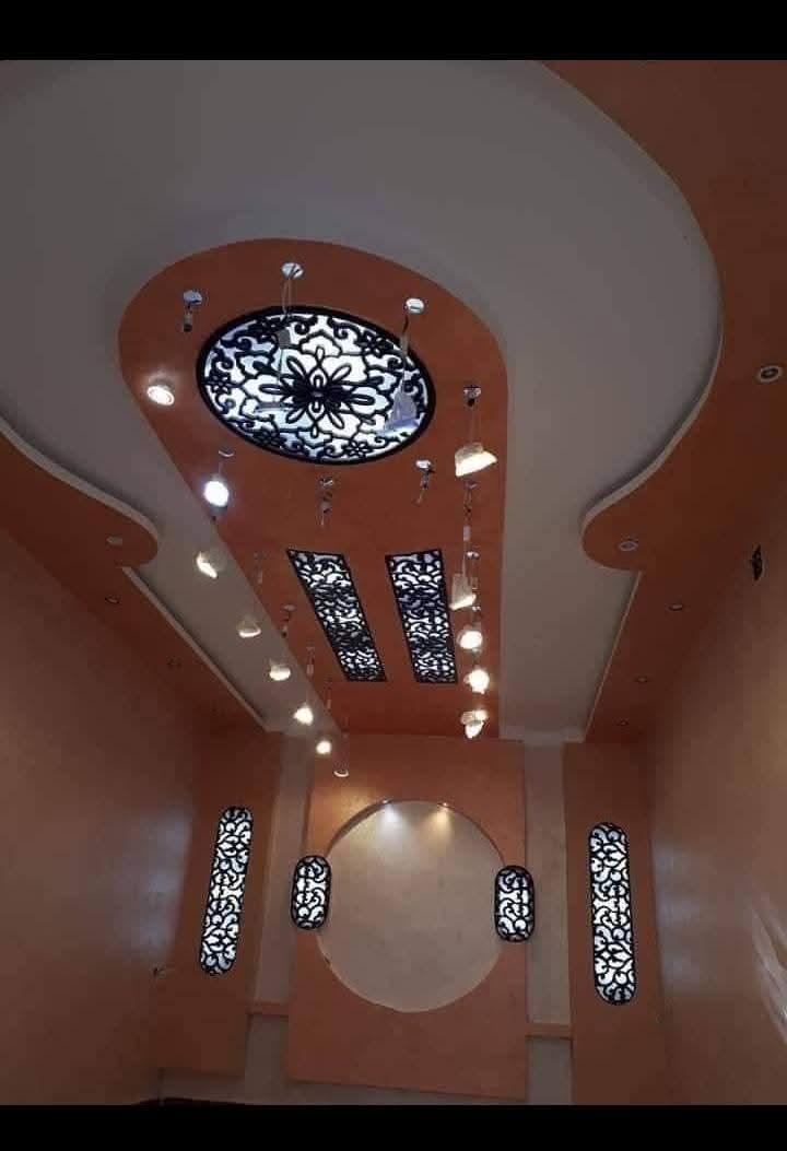 سقف جبس بورد بزخارف عربية وإضاءة معلقة