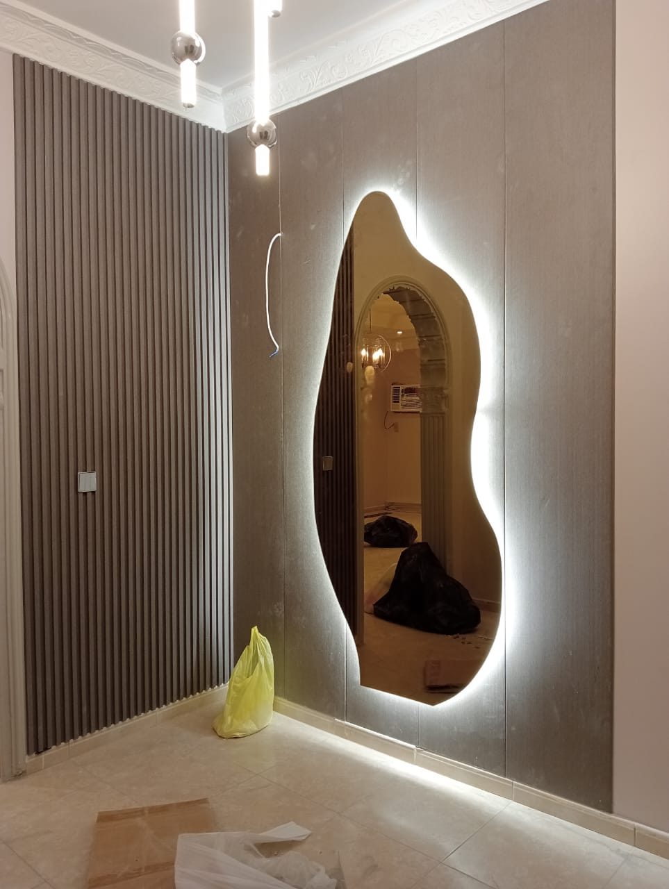 مرآة بإضاءة LED وبديل خشب على الجدران